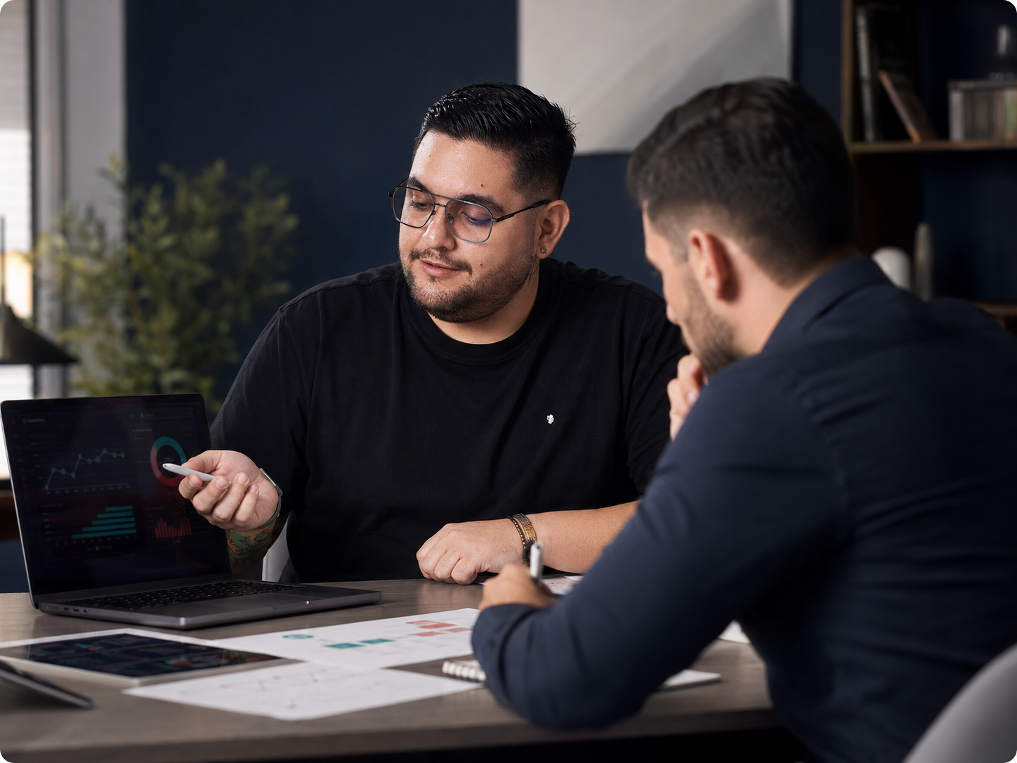 Sesión de consultoría 1:1 revisando métricas y estrategia con un cliente