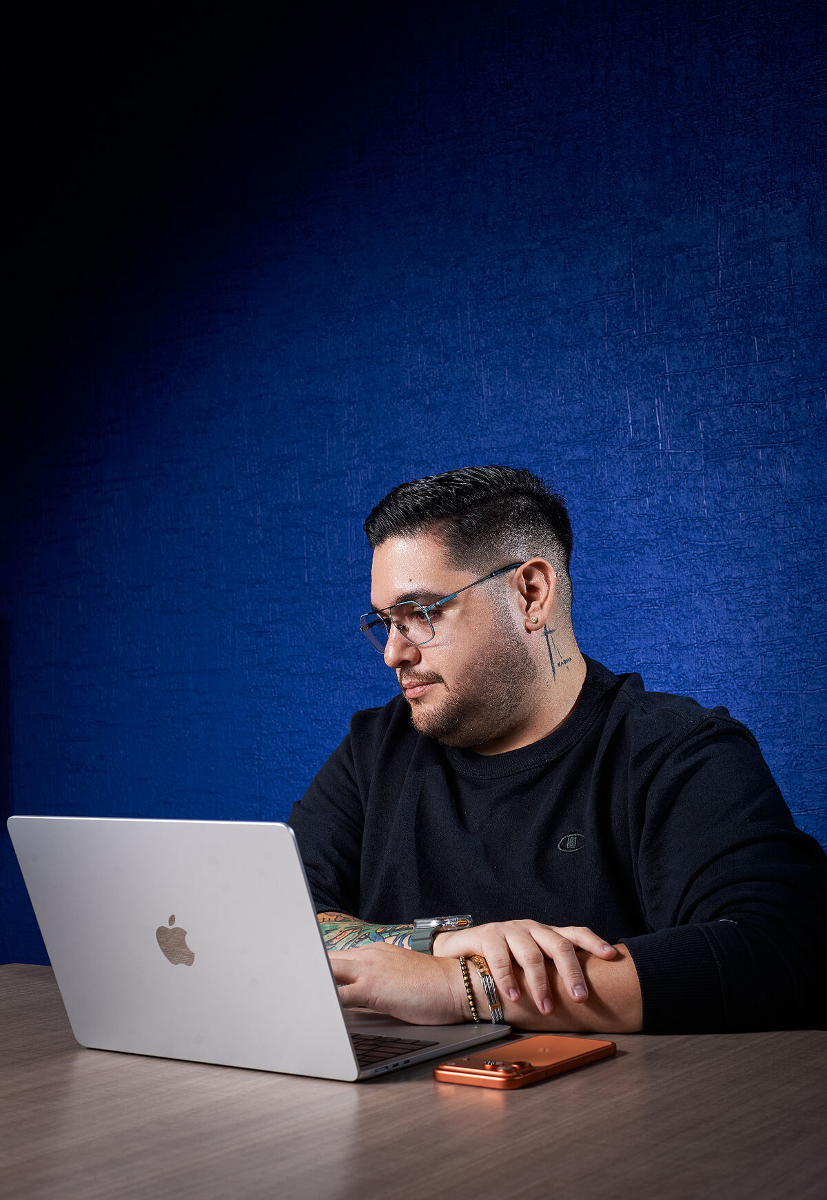 Retrato de Adrián Morales trabajando en su laptop