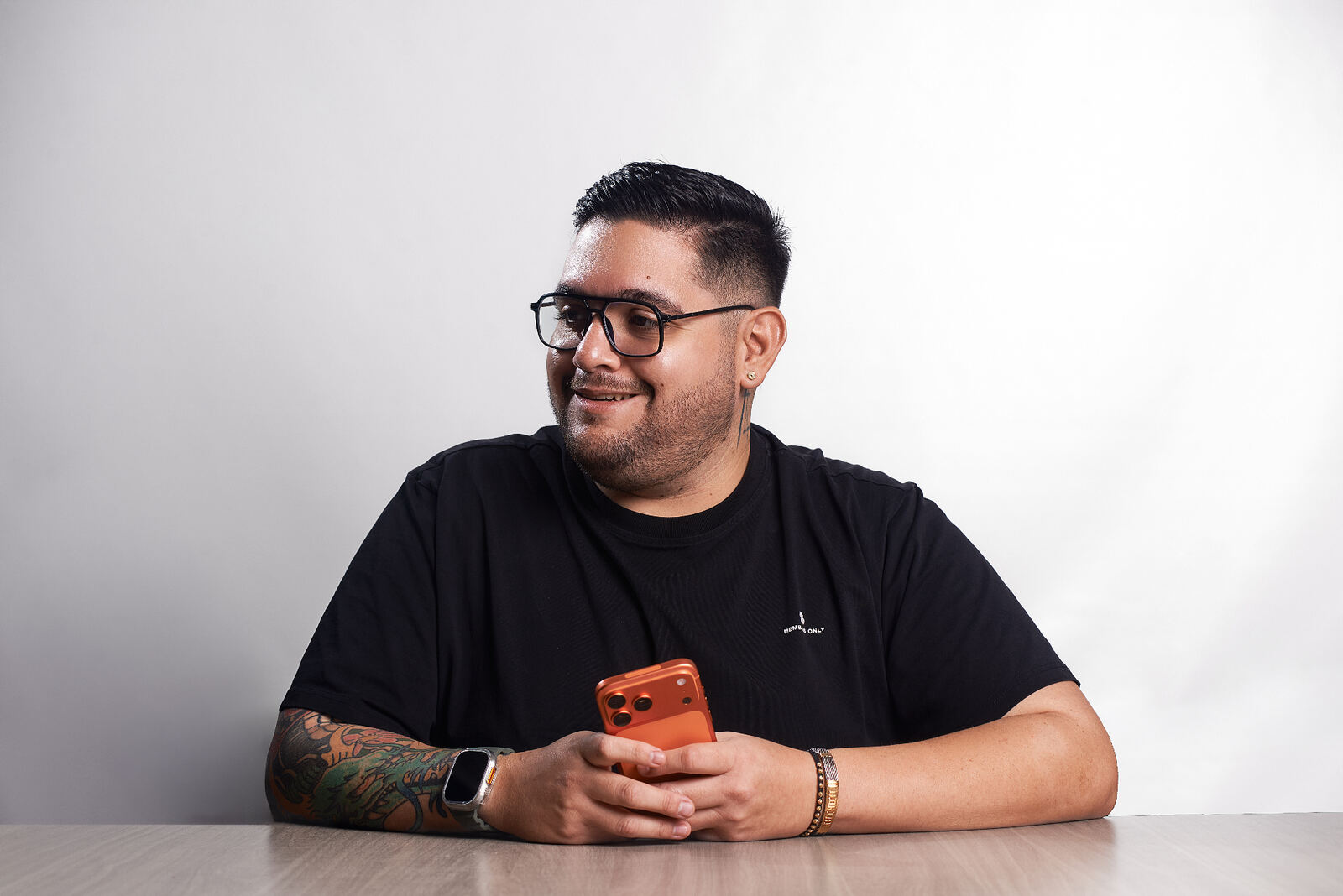 Adrián Morales trabajando con su teléfono